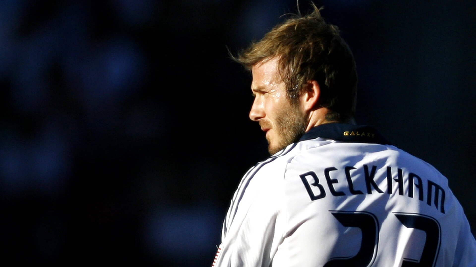 教练强调战术纪律，球队防守效率提升，球员布置战术