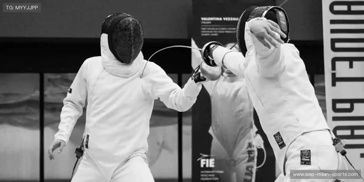 🎁【周边商城】限量潮品，把偶像的荣耀穿在身上！